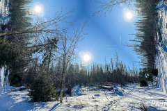 Path through the snowy valley of the three suns - Weg durch das Schneetal der drei Sonnen