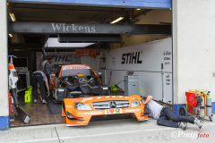 letzte Handgriffe am Auto