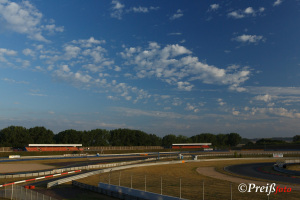 Neben der Strecke (Motorsport - Pitwalk)