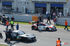 die Techniker verlassen die Autos