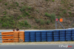 an den Streckenposten vorbei in Sicherheit