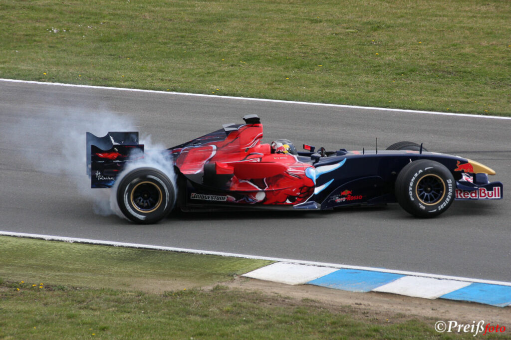 Formel 1 Auto mit durchdrehenden Hinterreifen
